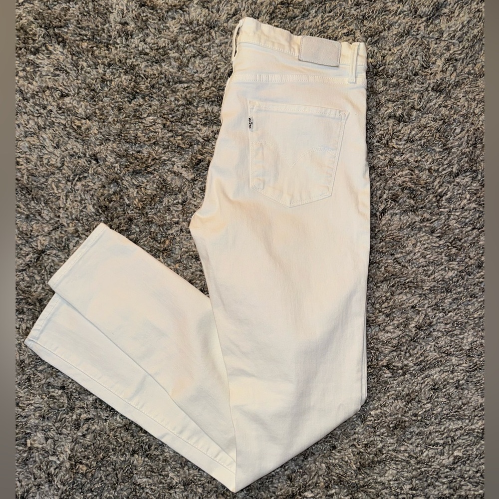 White Levi Super Skinny Jeans. Size 29